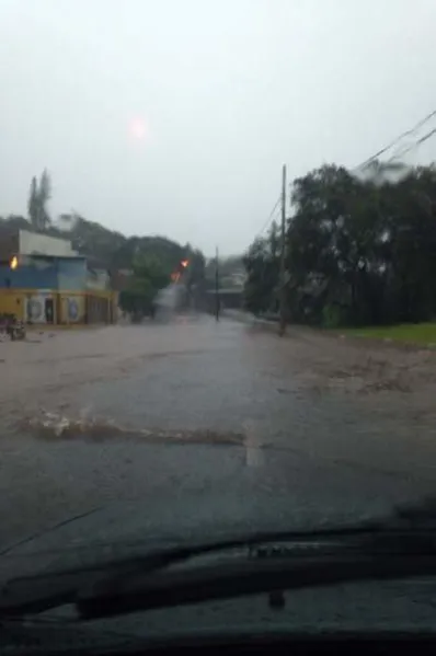 Temporal inunda avenidas de Londrina; confira fotos e vídeos!