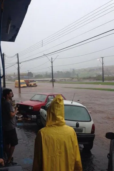 Temporal inunda avenidas de Londrina; confira fotos e vídeos!