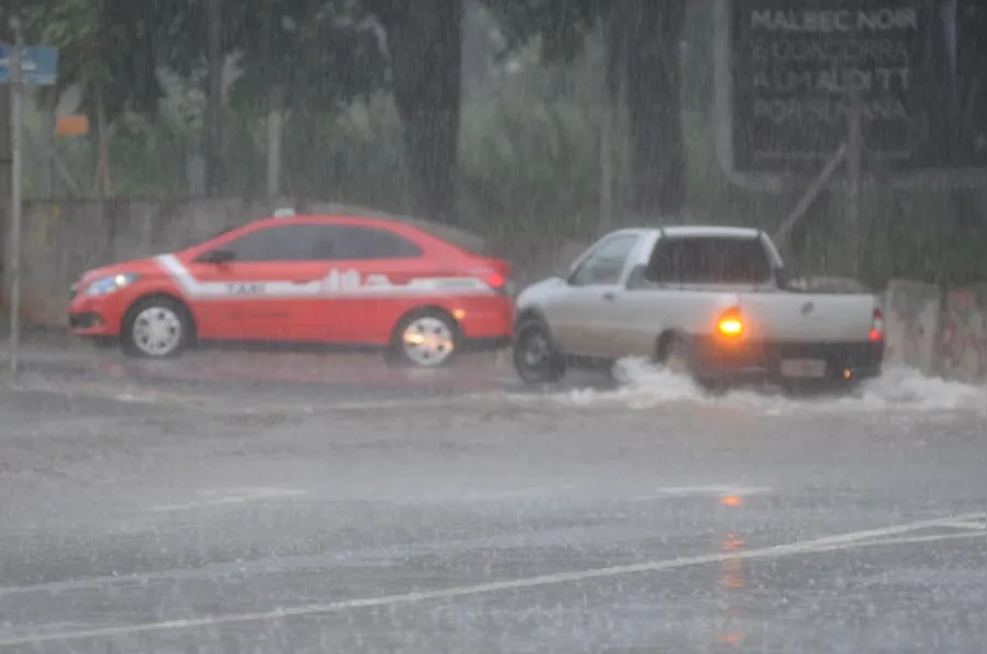 Temporal provoca alagamentos