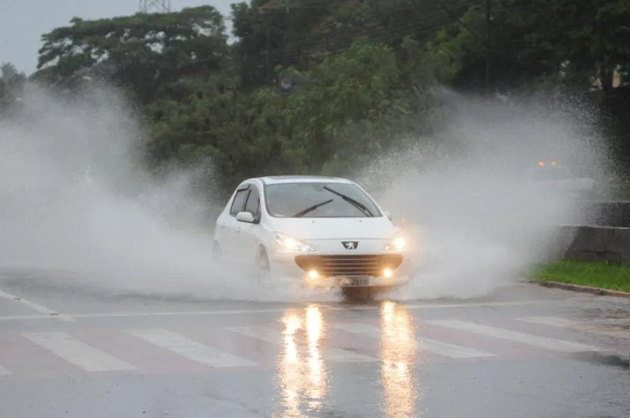 Temporal provoca alagamentos
