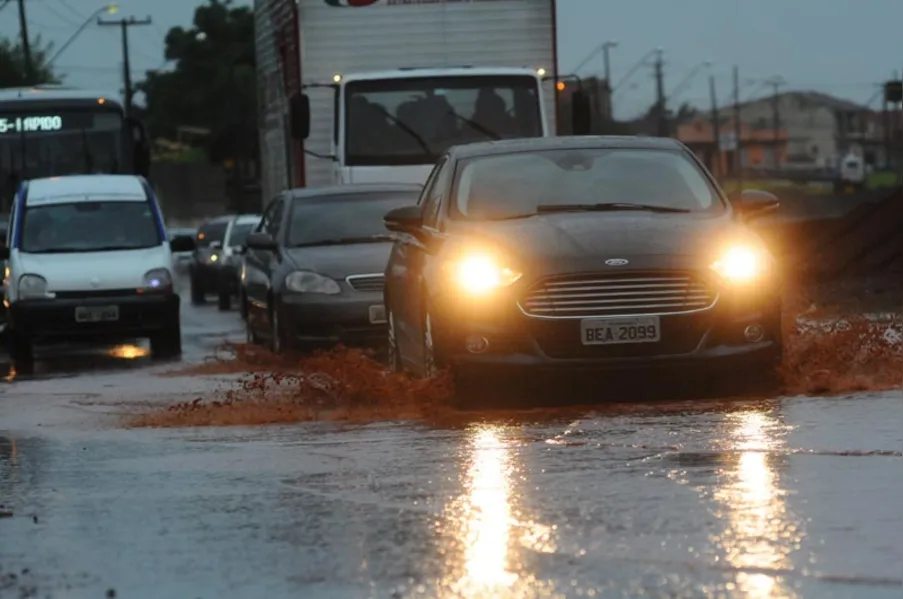 Temporal provoca alagamentos