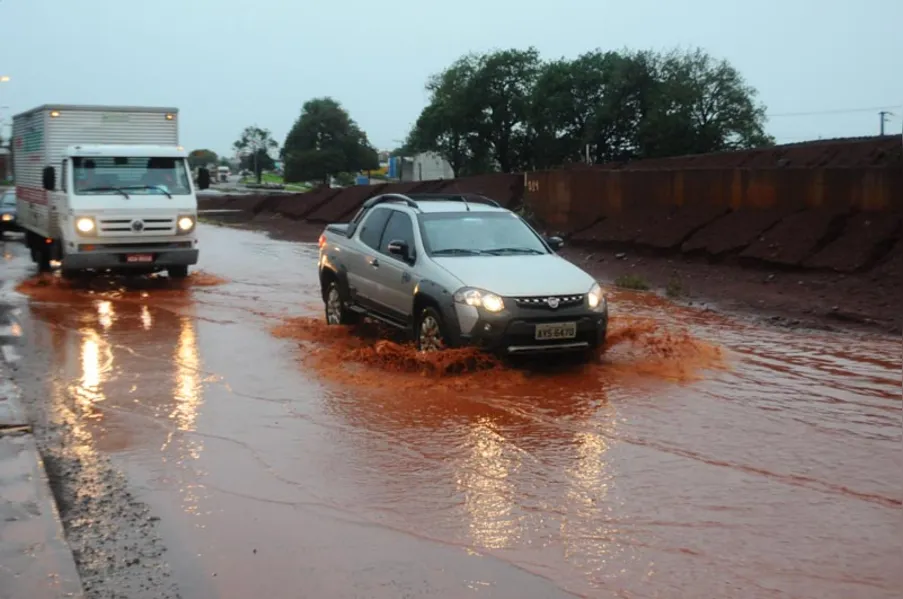 Temporal provoca alagamentos