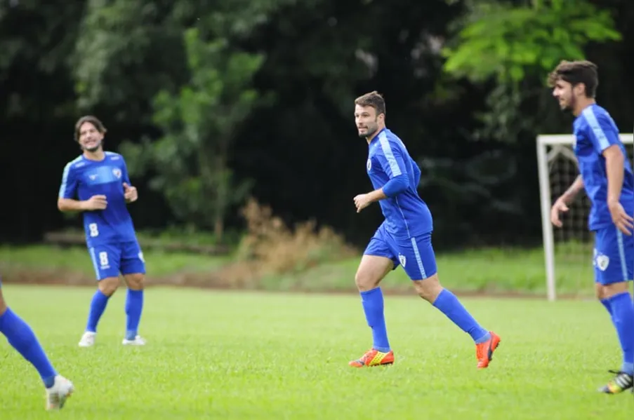 Bruno Batata treina e joga decisão diante do Vila Nova