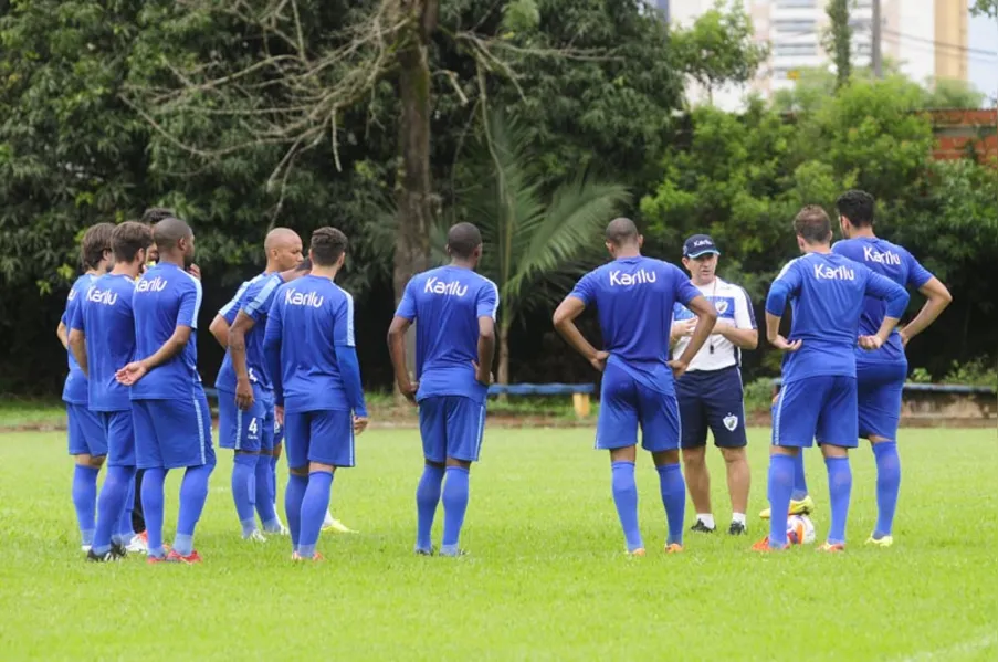 Bruno Batata treina e joga decisão diante do Vila Nova