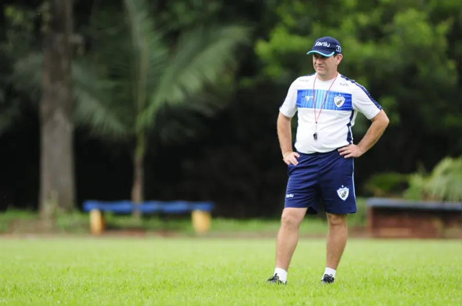 Bruno Batata treina e joga decisão diante do Vila Nova