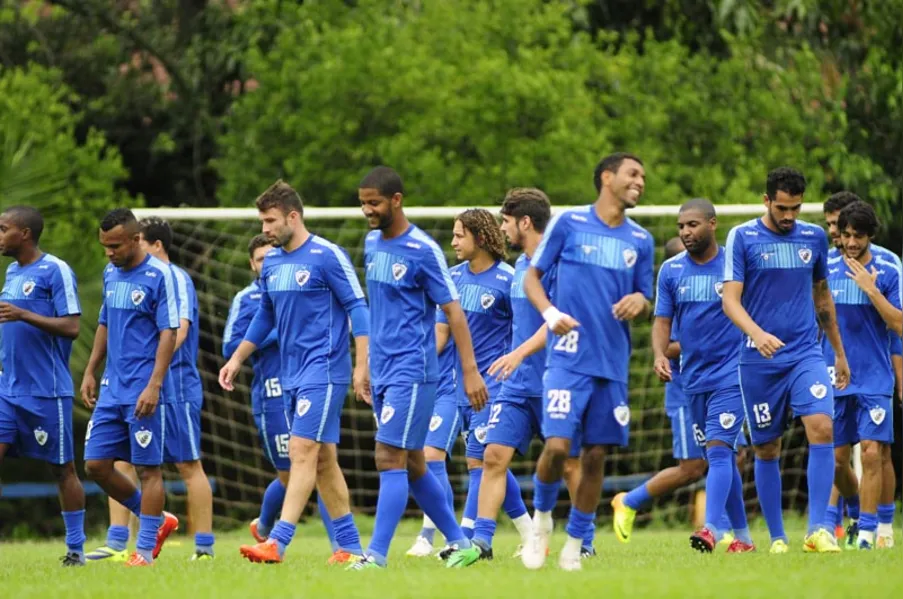 Bruno Batata treina e joga decisão diante do Vila Nova