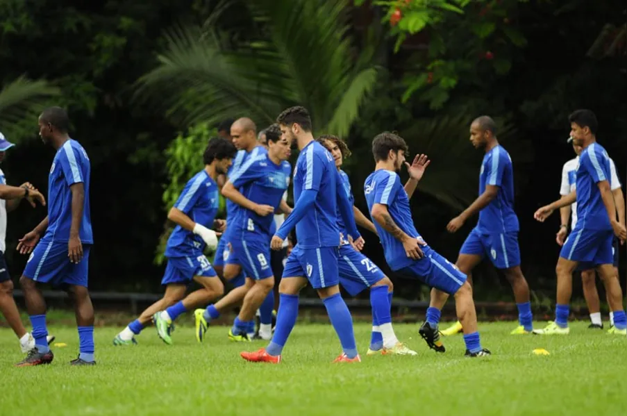 Bruno Batata treina e joga decisão diante do Vila Nova