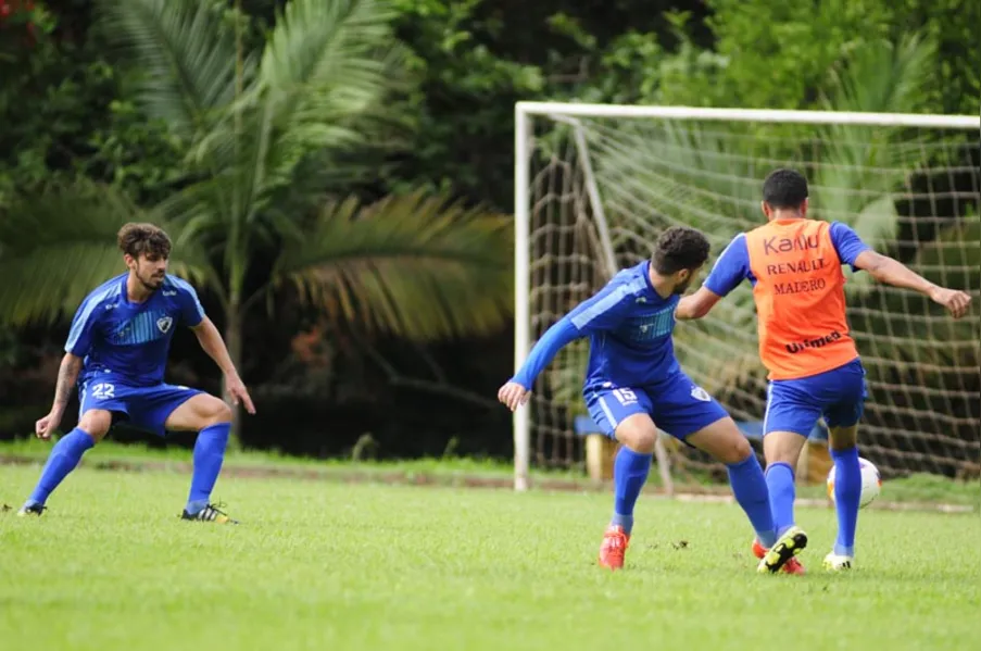 Bruno Batata treina e joga decisão diante do Vila Nova