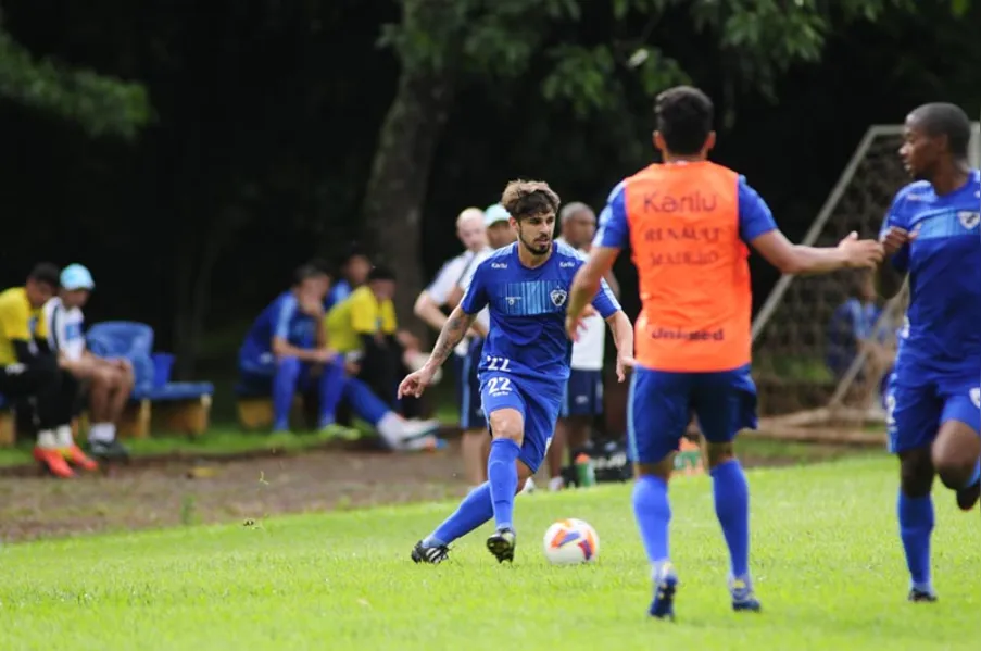 Bruno Batata treina e joga decisão diante do Vila Nova