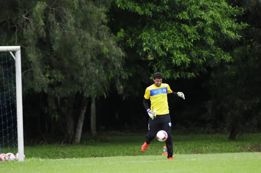 Bruno Batata treina e joga decisão diante do Vila Nova