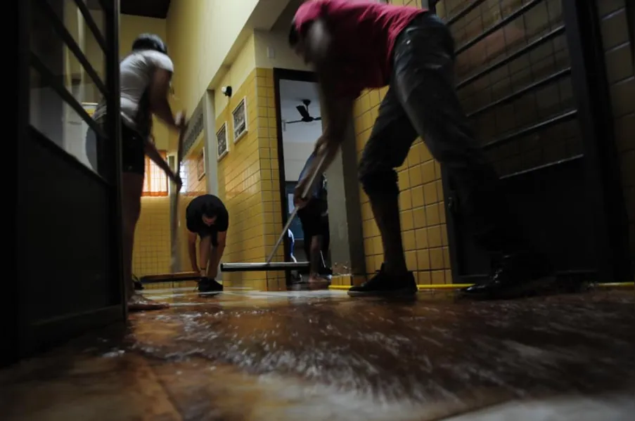 Chuva provoca alagamento em escola