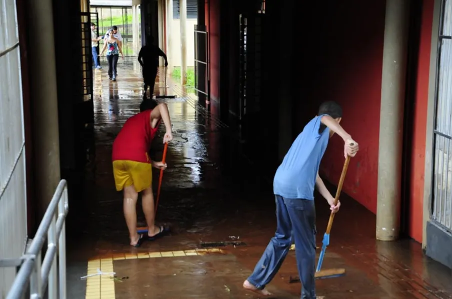 Chuva provoca alagamento em escola