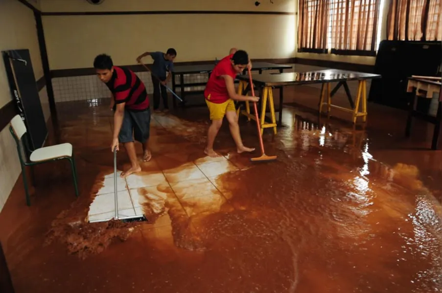Chuva provoca alagamento em escola