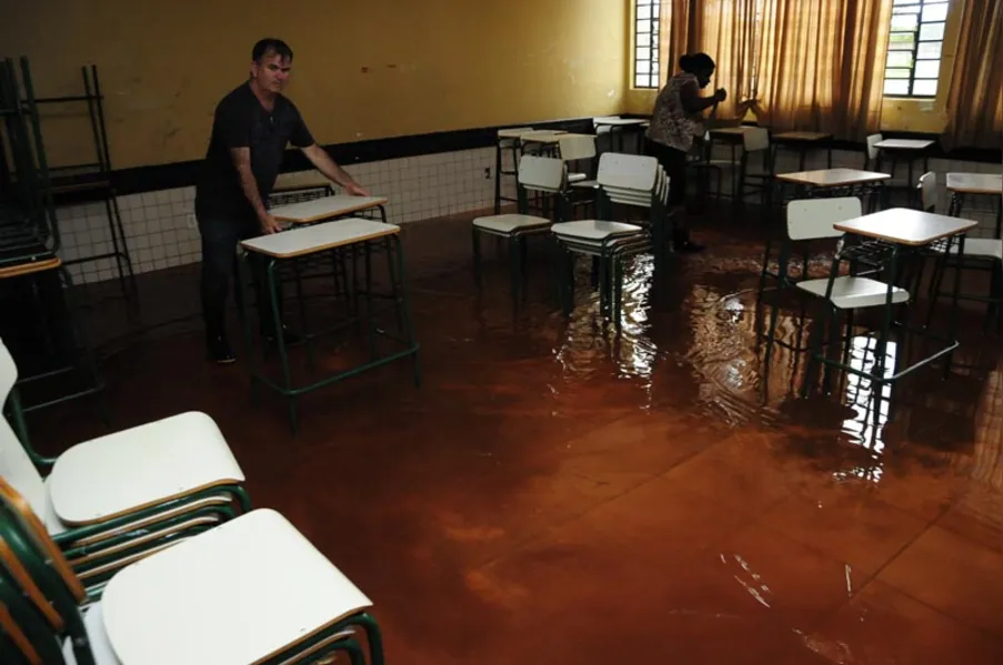 Chuva provoca alagamento em escola