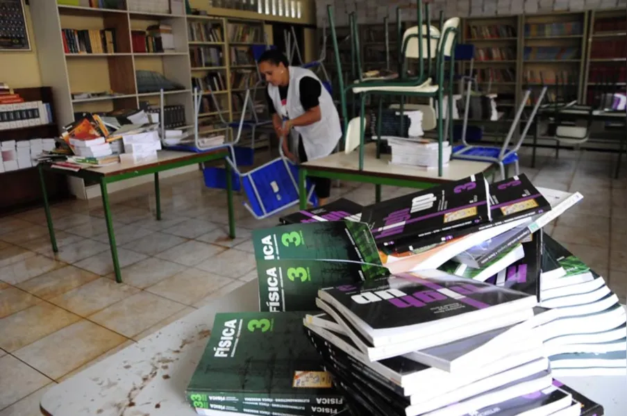 Chuva provoca alagamento em escola
