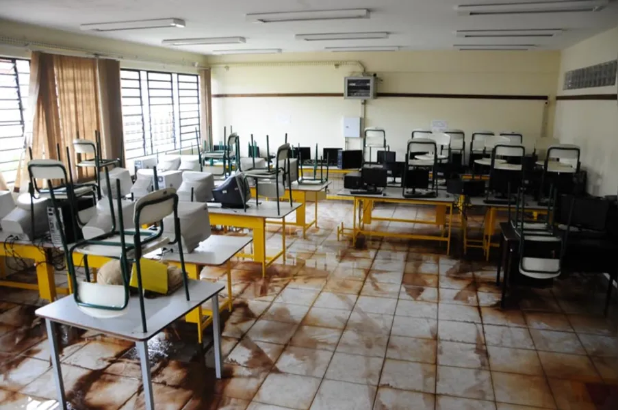 Chuva provoca alagamento em escola