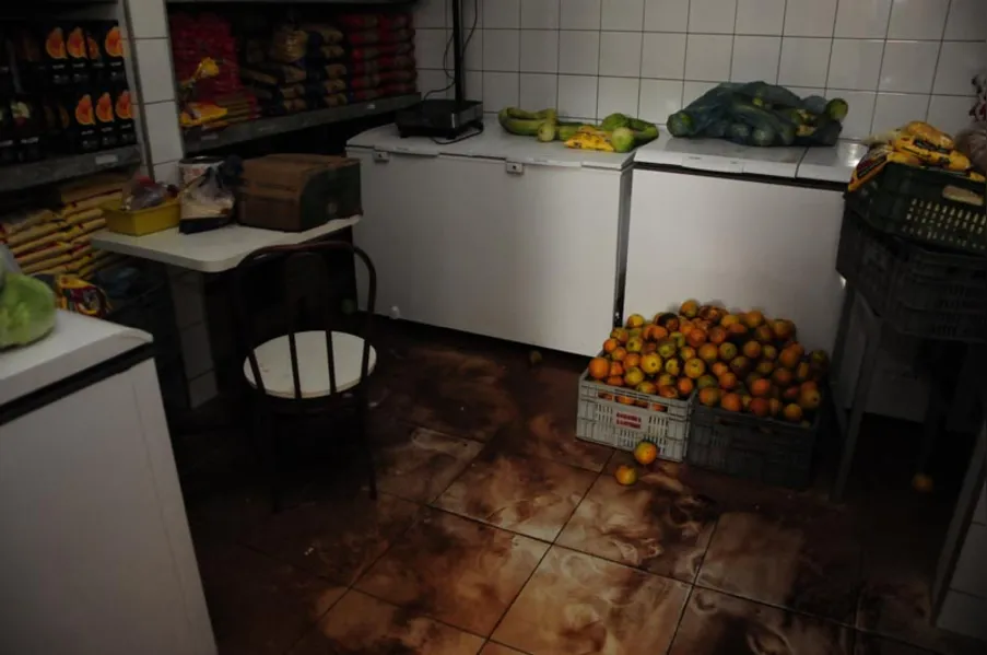Chuva provoca alagamento em escola