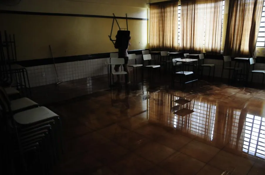 Chuva provoca alagamento em escola