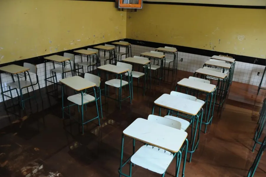 Chuva provoca alagamento em escola