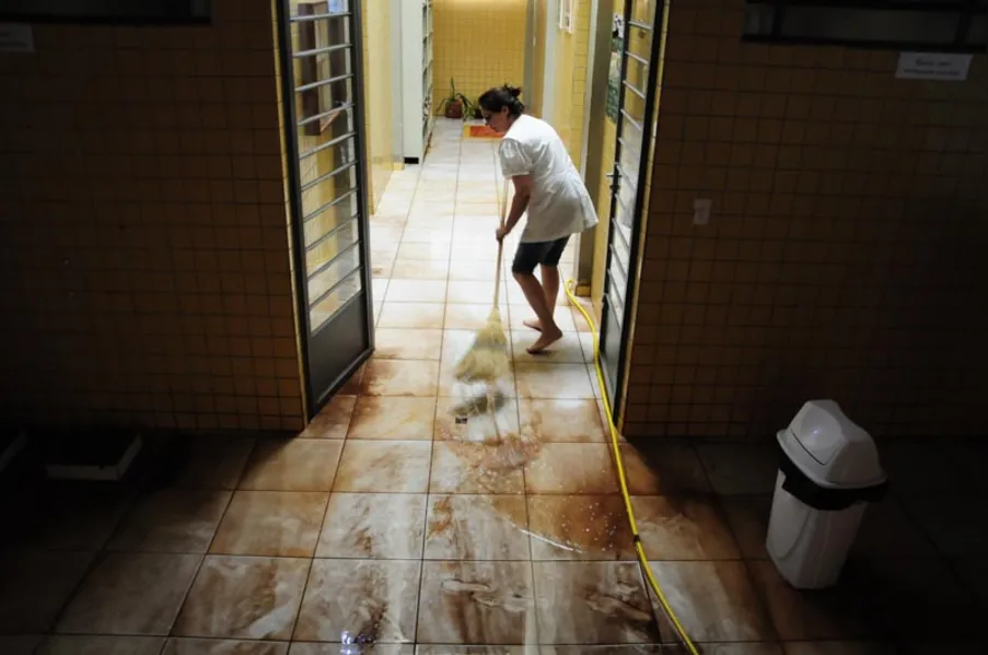 Chuva provoca alagamento em escola