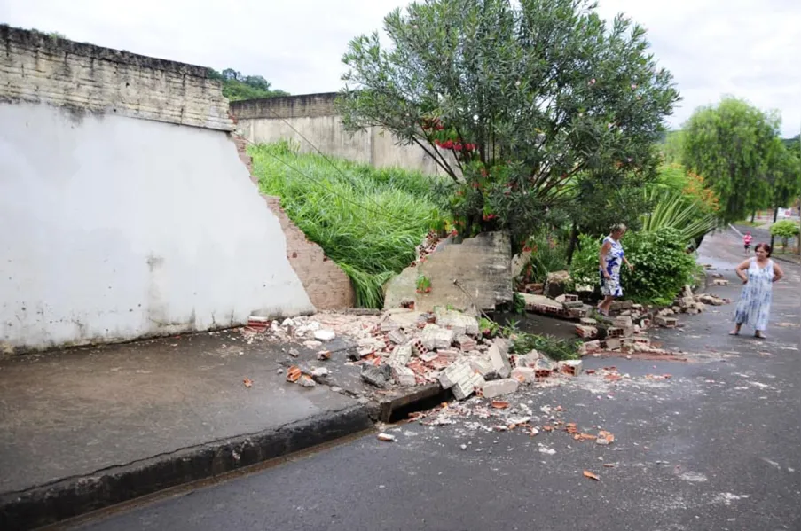 Chuva provoca alagamento em escola