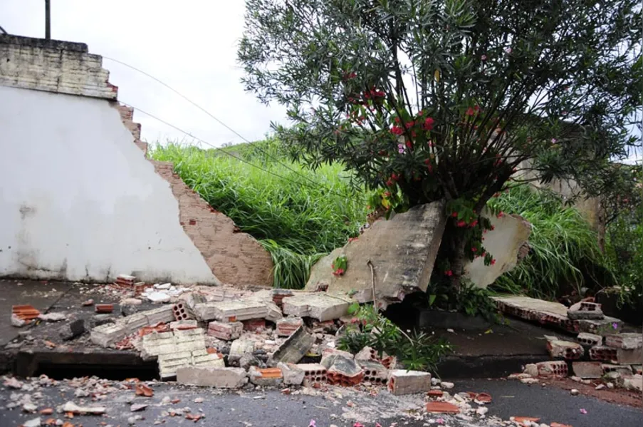 Chuva provoca alagamento em escola