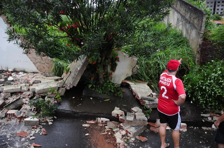 Chuva provoca alagamento em escola