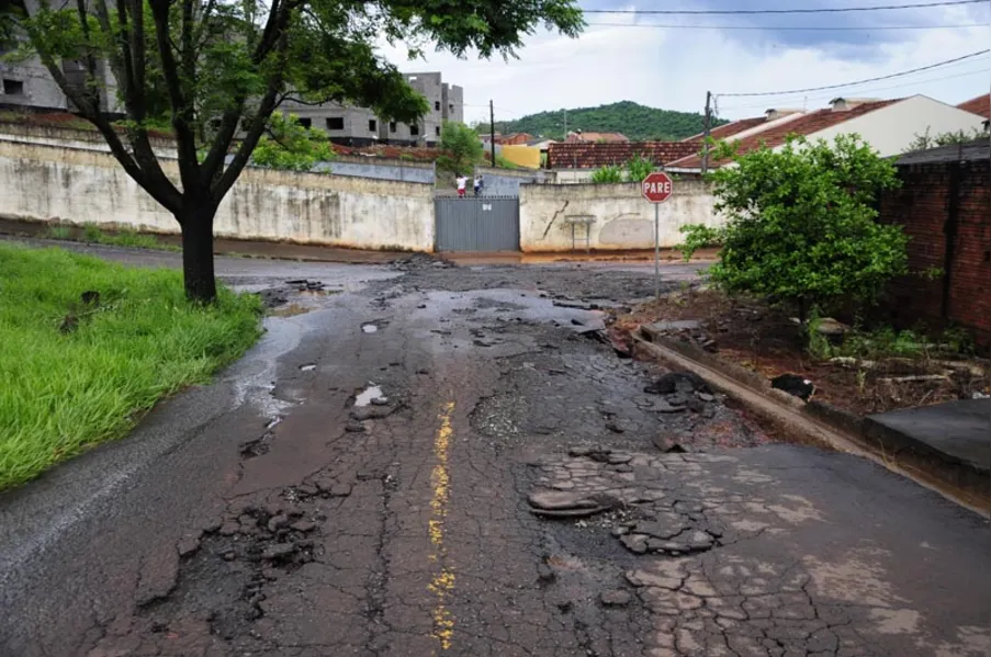 Chuva provoca alagamento em escola