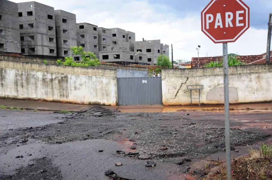 Chuva provoca alagamento em escola