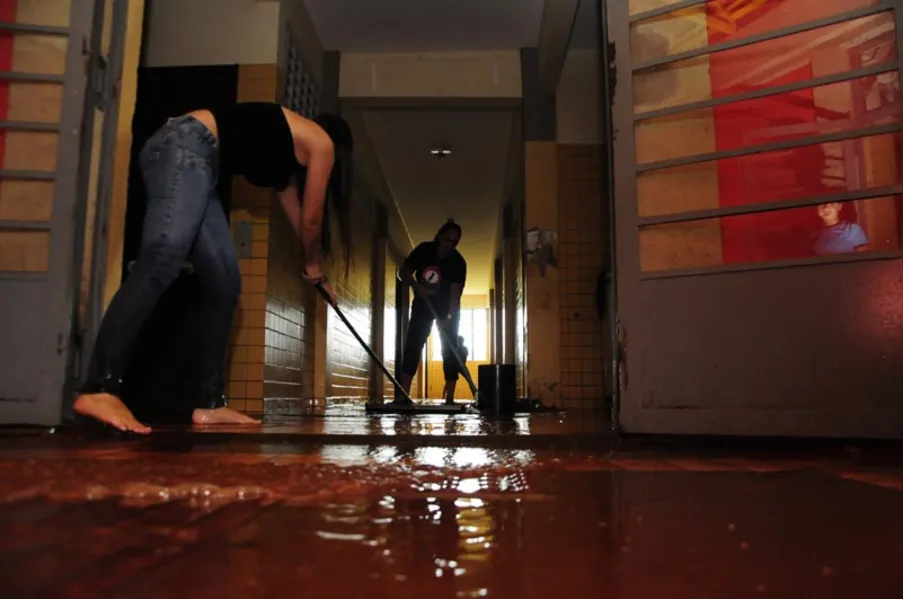 Chuva provoca alagamento em escola