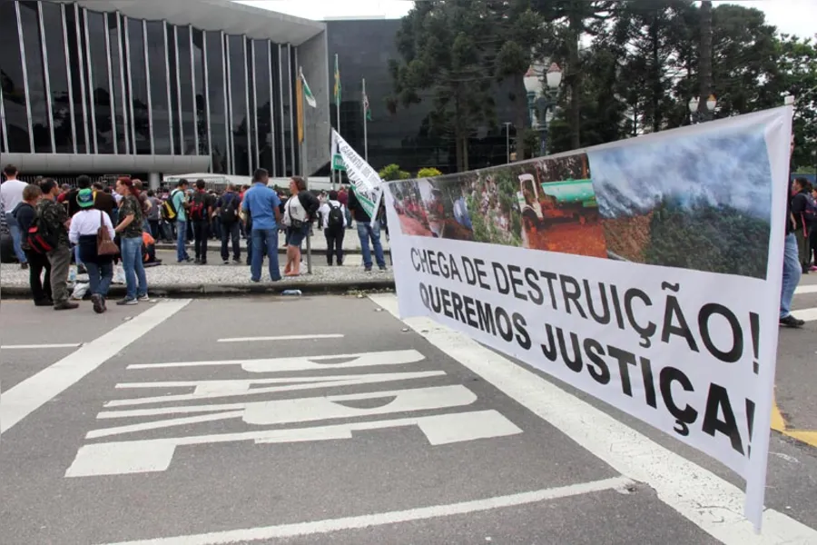 Funcionários da Araupel cobram reintegração de área