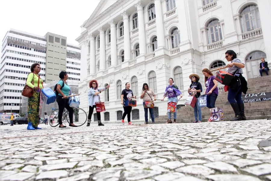 Mulheres vão às ruas contra a violência