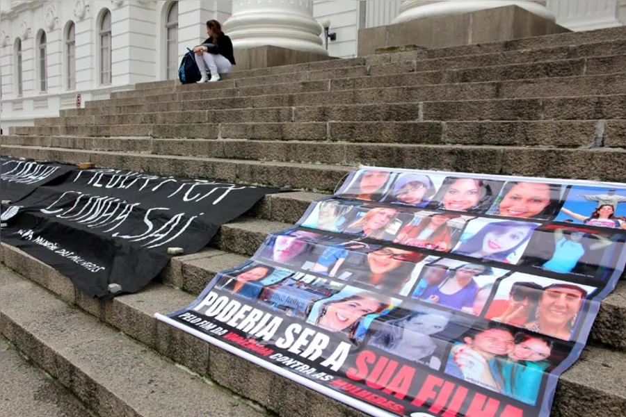 Mulheres vão às ruas contra a violência