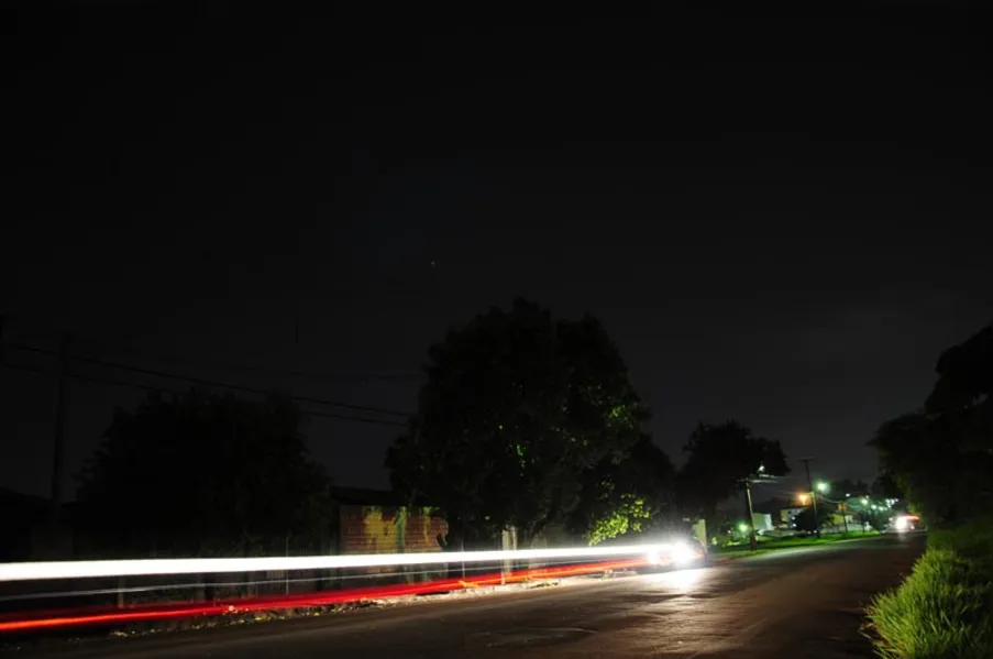 Ruas escuras mesmo com lâmpadas acesas
