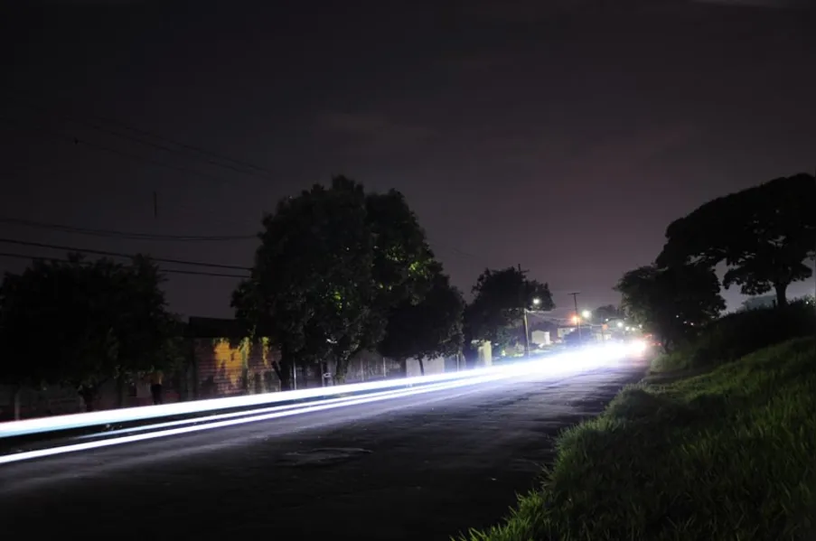 Ruas escuras mesmo com lâmpadas acesas