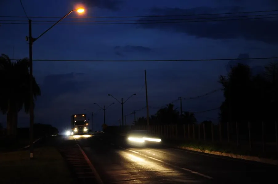 Ruas escuras mesmo com lâmpadas acesas
