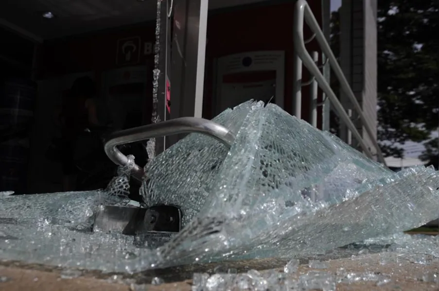 Quadrilha rouba carro-forte na zona oeste