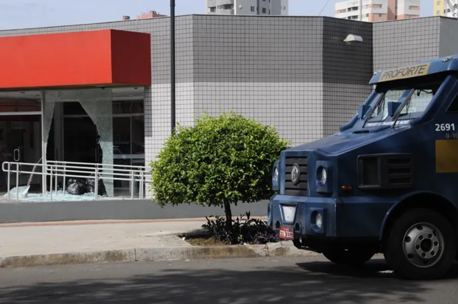 Quadrilha rouba carro-forte na zona oeste