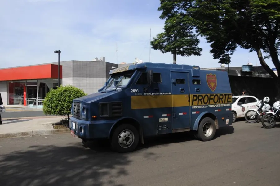 Quadrilha rouba carro-forte na zona oeste
