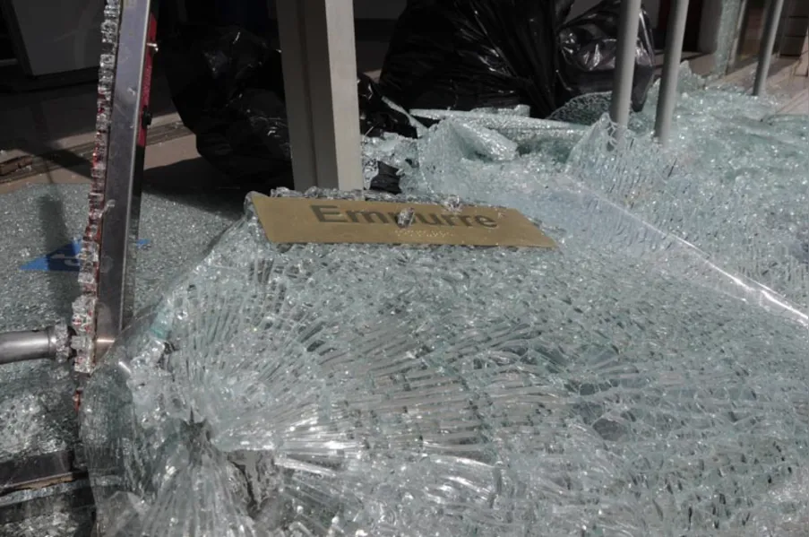 Quadrilha rouba carro-forte na zona oeste