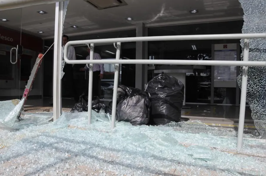 Quadrilha rouba carro-forte na zona oeste