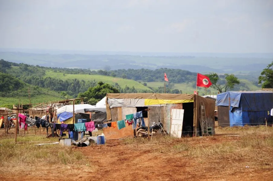MST ocupa fazenda da família Janene em Londrina