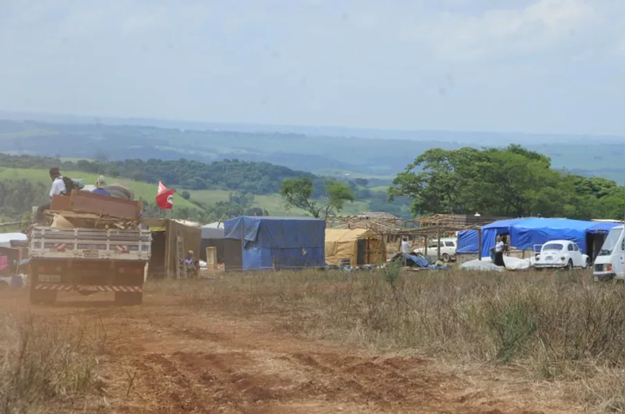 MST ocupa fazenda da família Janene em Londrina