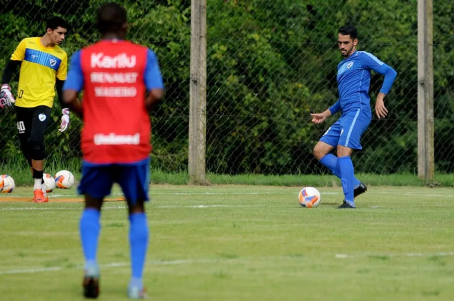 Zagueiro é o primeiro reforço do LEC para 2016