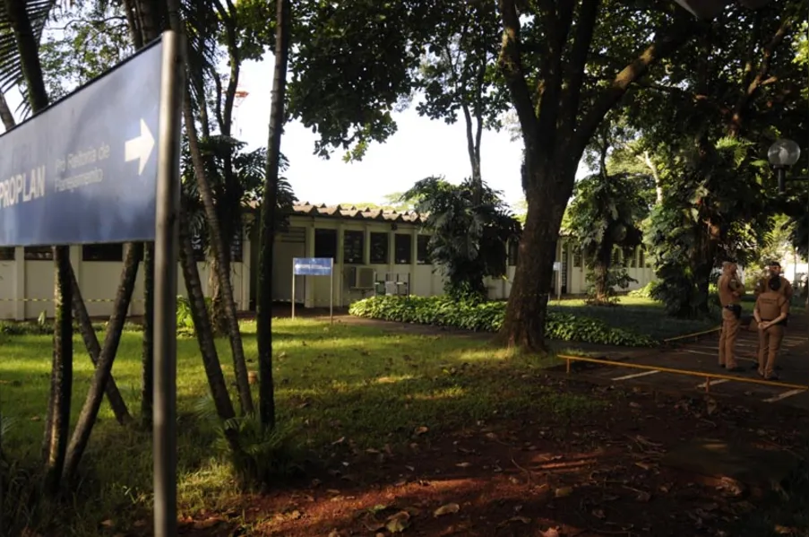 Ladrões tentam explodir caixa eletrônico na UEL