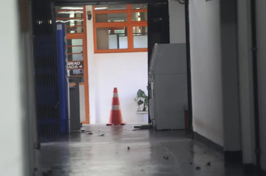 Ladrões tentam explodir caixa eletrônico na UEL