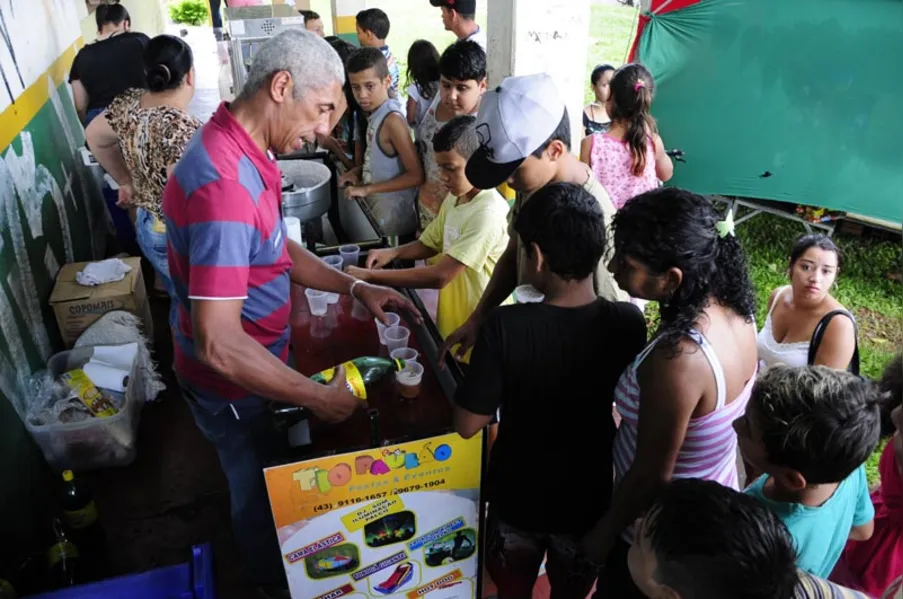 Papai Noel faz a festa para crianças na zona norte