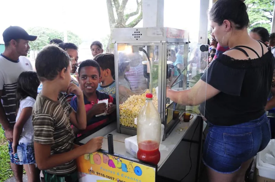 Papai Noel faz a festa para crianças na zona norte