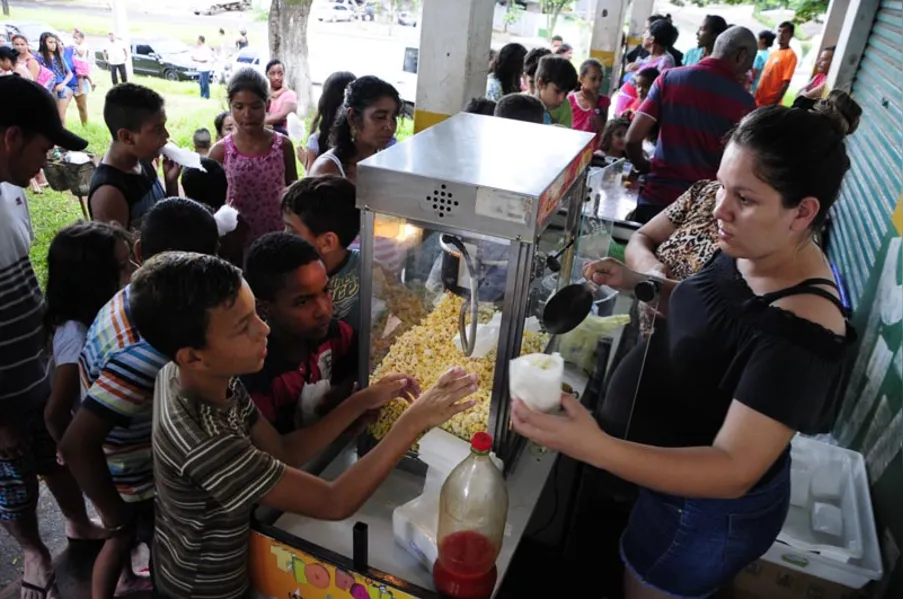 Papai Noel faz a festa para crianças na zona norte