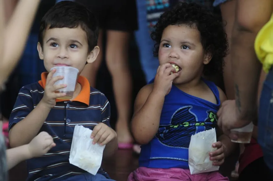 Papai Noel faz a festa para crianças na zona norte